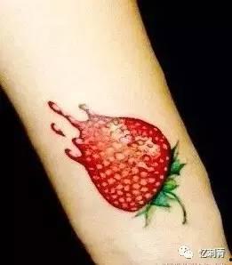 有个网红纹身吃瓜,揭秘纹身背后的故事与争议  第1张 有个网红纹身吃瓜,揭秘纹身背后的故事与争议  第1张